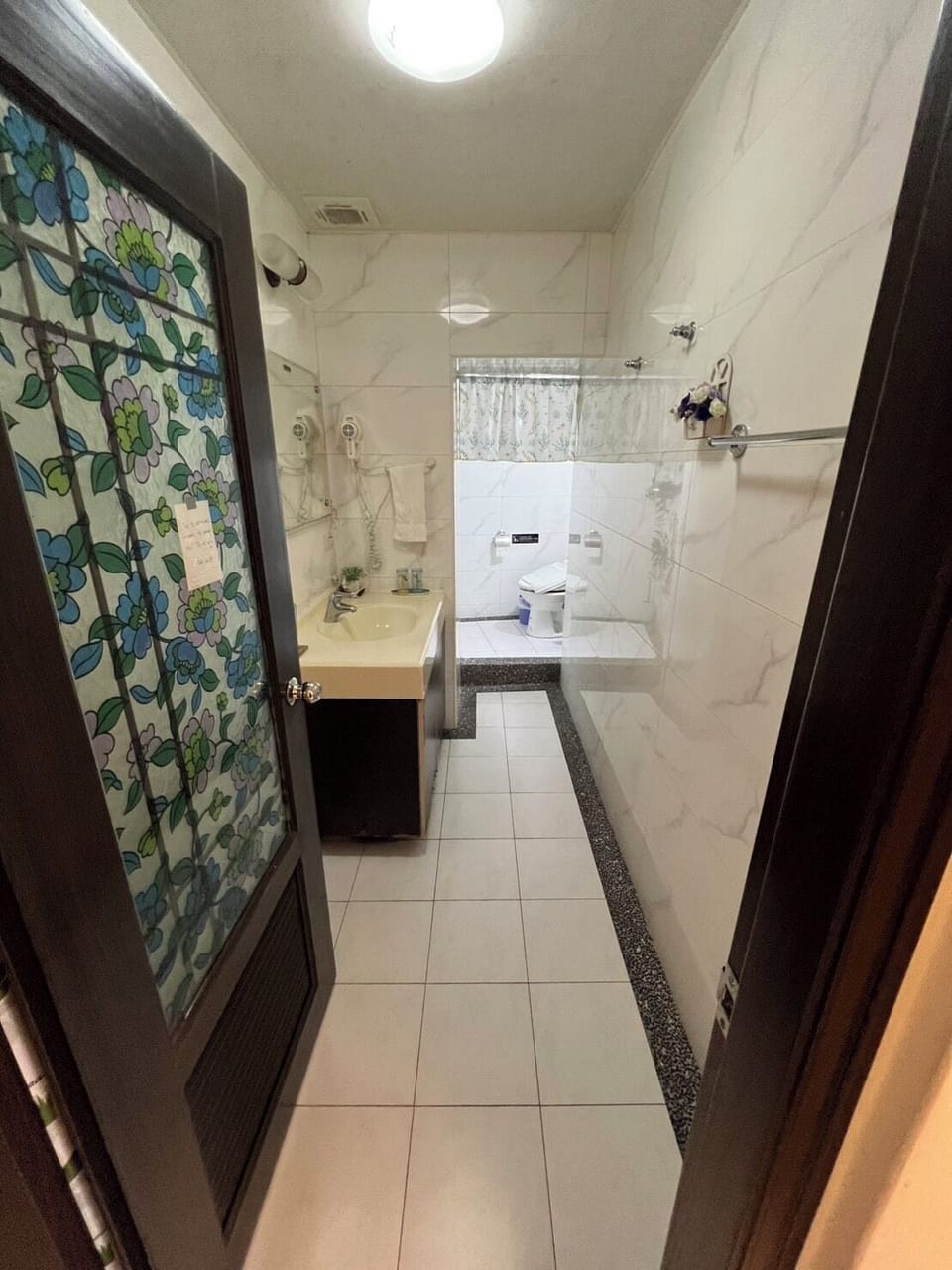 Standard Double Room | Bathroom | Shower, hydromassage showerhead, free toiletries, hair dryer