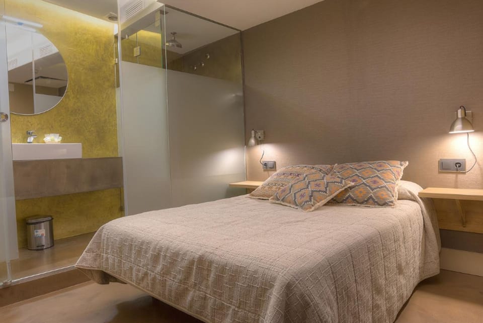 In-room safe, soundproofing, free WiFi, bed sheets