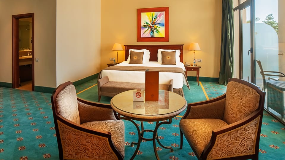 Deluxe Room, Sea View | Premium bedding, minibar, in-room safe, desk