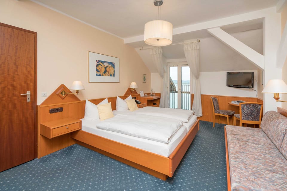 Double Room, Lakeside | Hypo-allergenic bedding, in-room safe, individually furnished, desk