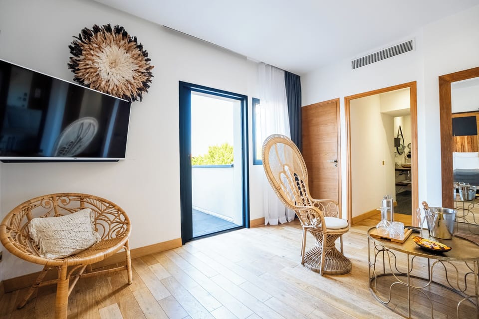 Luxury Suite | Living area | Flat-screen TV