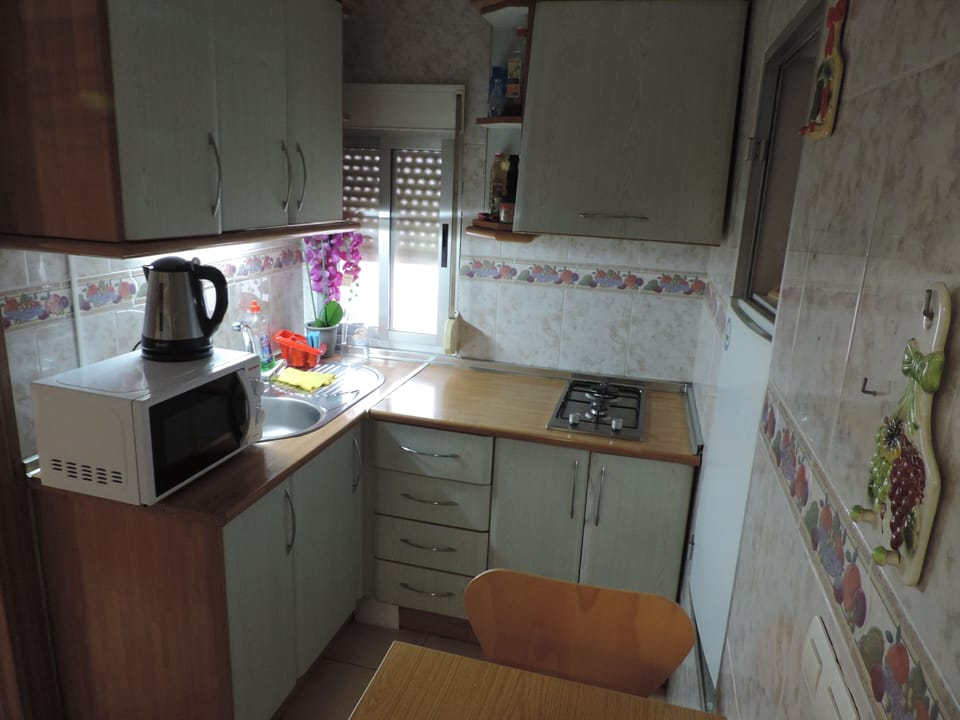 Studio, Private Bathroom | Private kitchen | Fridge, microwave, coffee/tea maker