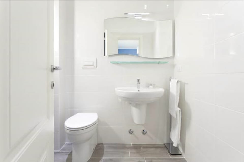 Shower, free toiletries, towels