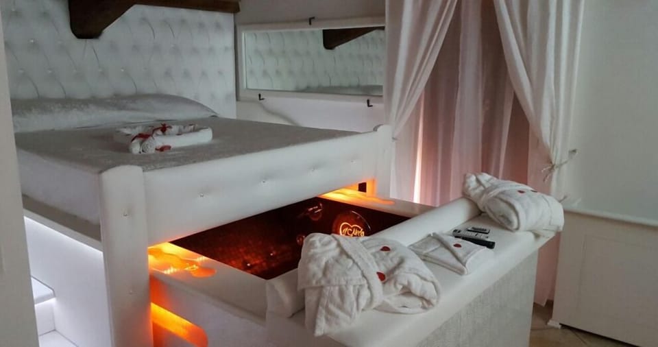 Premium Suite | In-room safe, blackout drapes, free WiFi, bed sheets