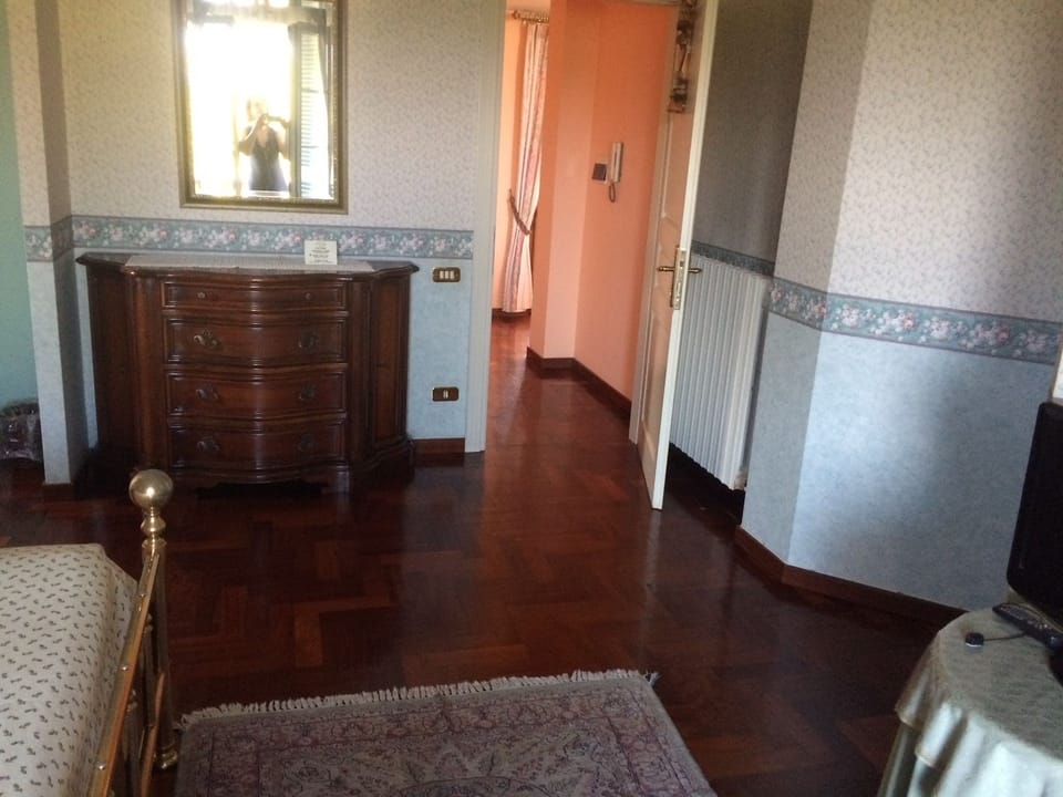 Suite | Cribs (free), WiFi (free), bed sheets