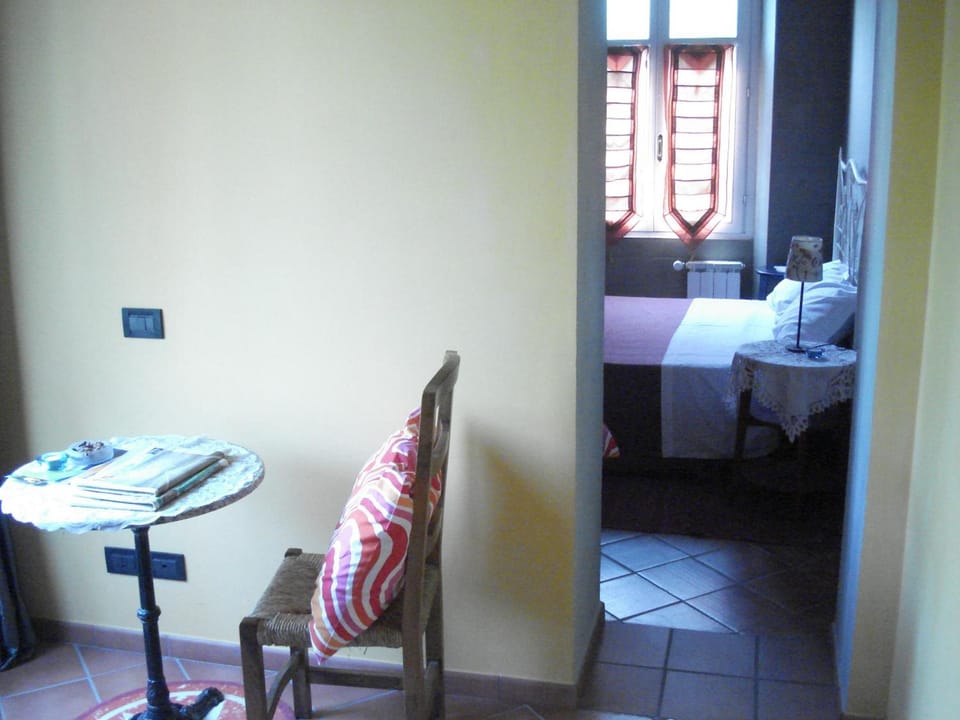 Premium bedding, desk, cribs (free), WiFi (free)