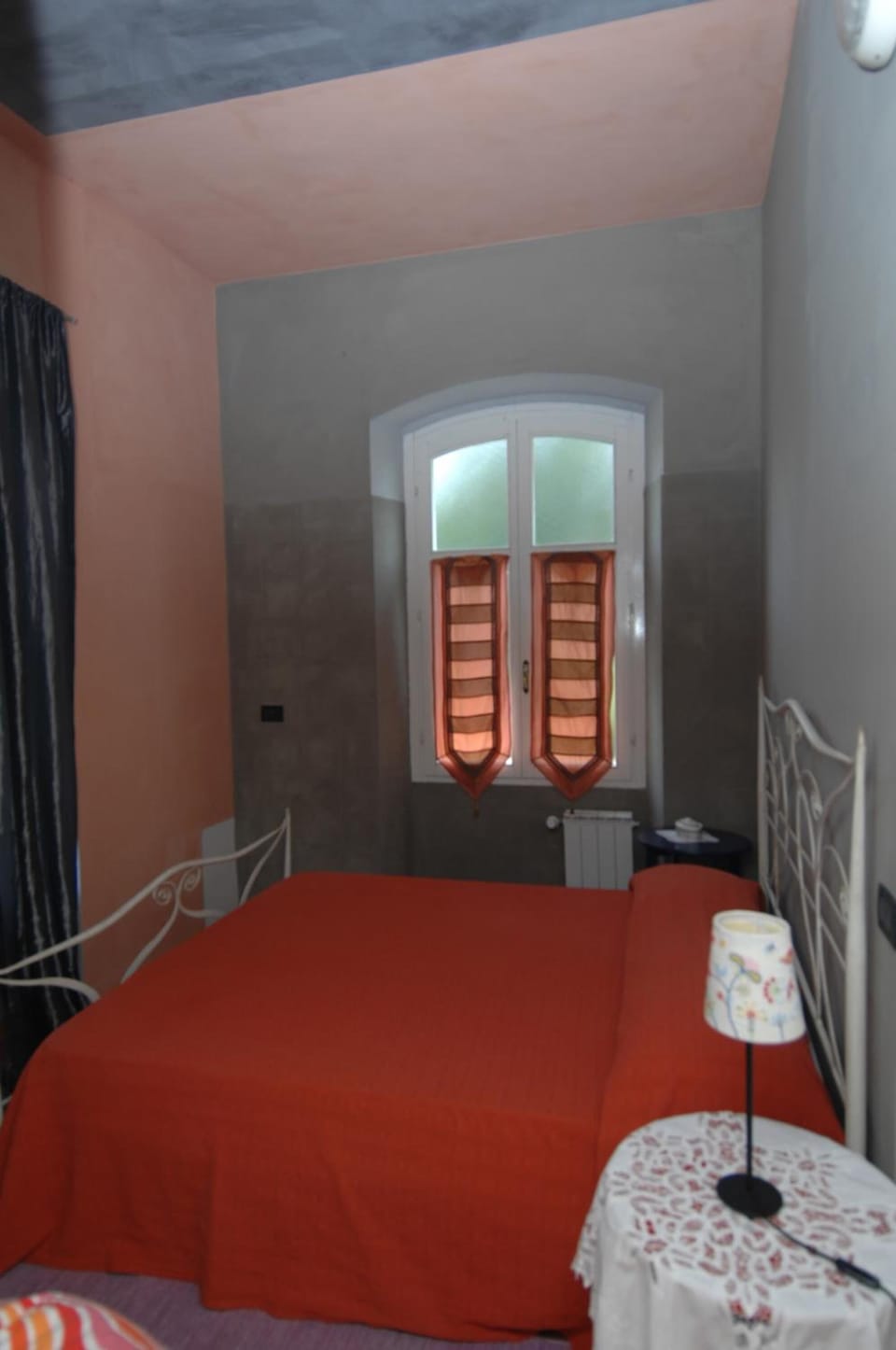 Premium bedding, desk, cribs (free), WiFi (free)