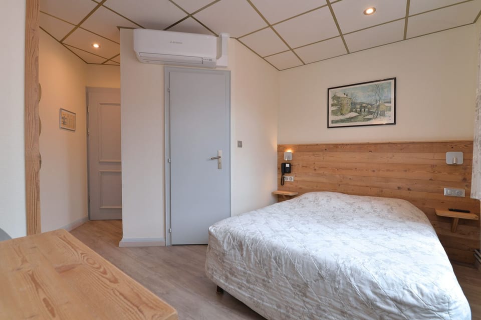 Traditional Room | Soundproofing, WiFi (free), individually decorated