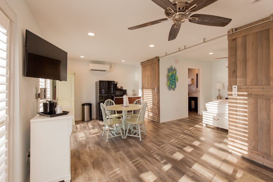 Single Queen Mini-Suite | Private kitchen | Coffee/tea maker, fridge, microwave, paper towels