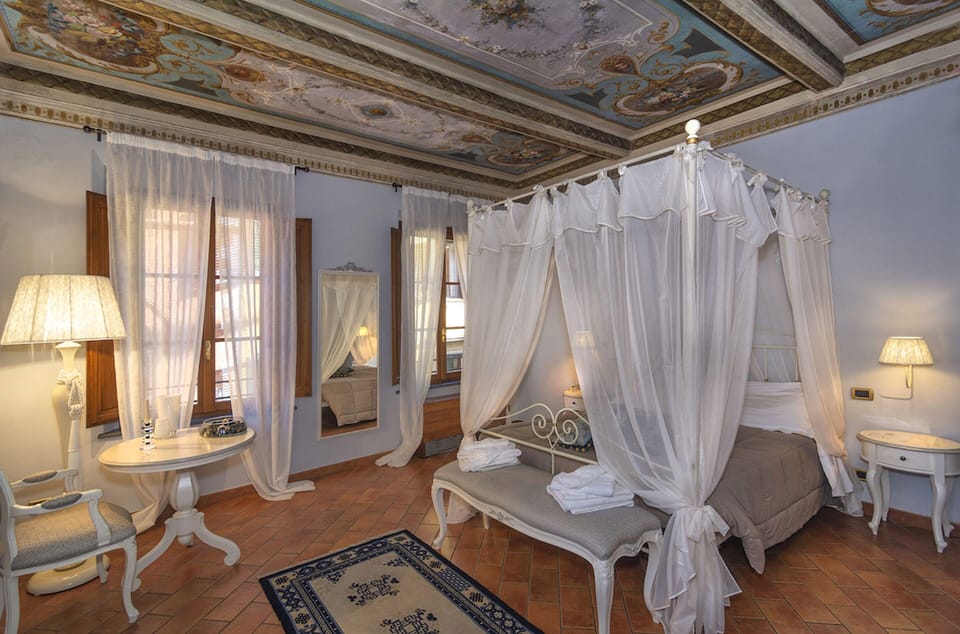 Deluxe Studio Suite, City View | Premium bedding, minibar, blackout drapes, soundproofing