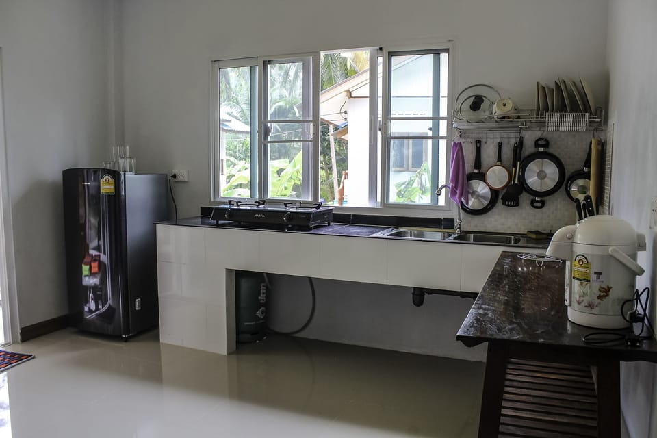 2-Bedroom House  | Private kitchenette | Full-size fridge, stovetop, electric kettle, rice cooker