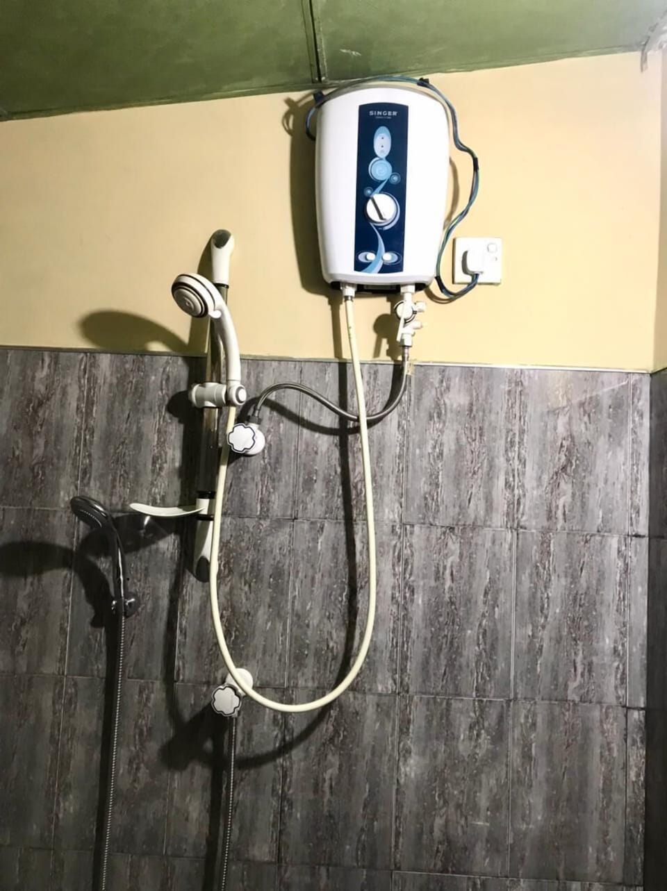 Double Room | Bathroom | Shower, rainfall showerhead, free toiletries, bidet