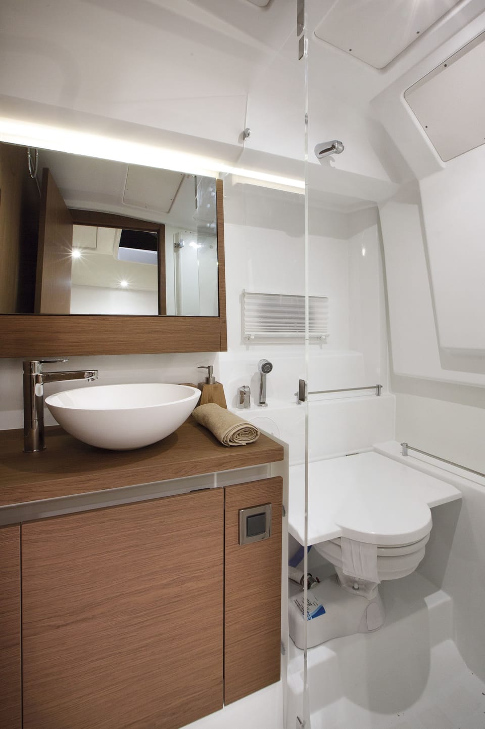 Yacht (2 Cabins)  | Bathroom | Shower, free toiletries, slippers, towels