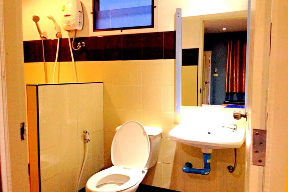 Standard Room | Bathroom | Shower, free toiletries