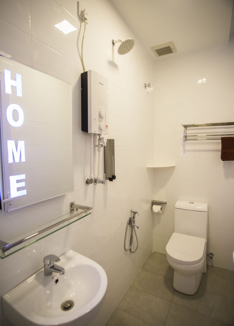 Deluxe Twin Room, 2 Twin Beds | Bathroom | Shower, free toiletries, hair dryer, slippers
