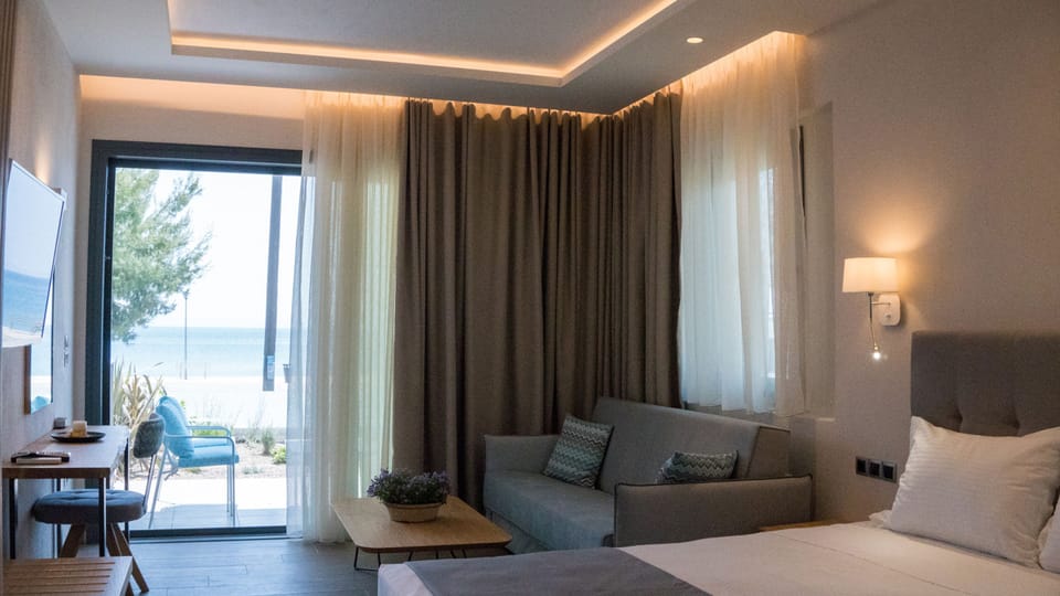 Deluxe Room, Garden View | In-room safe, desk, blackout drapes, soundproofing
