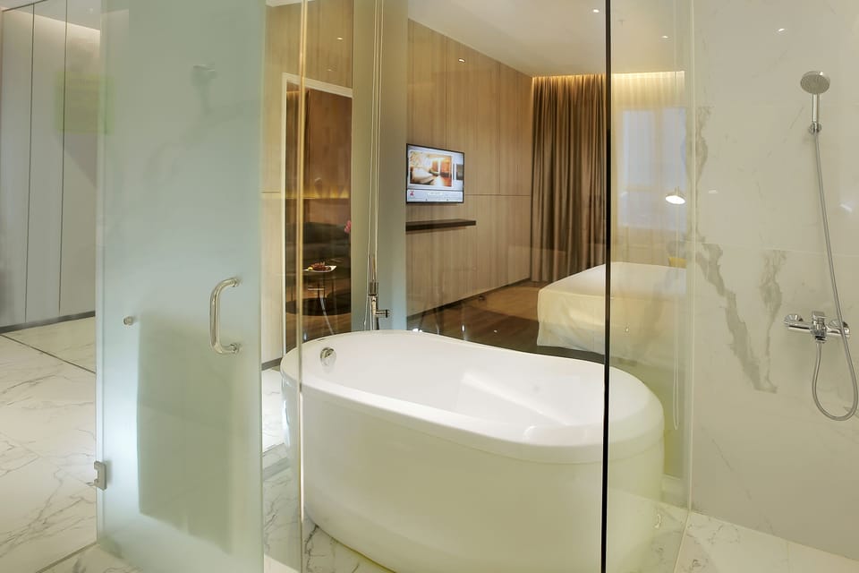 Shower, rainfall showerhead, free toiletries, hair dryer