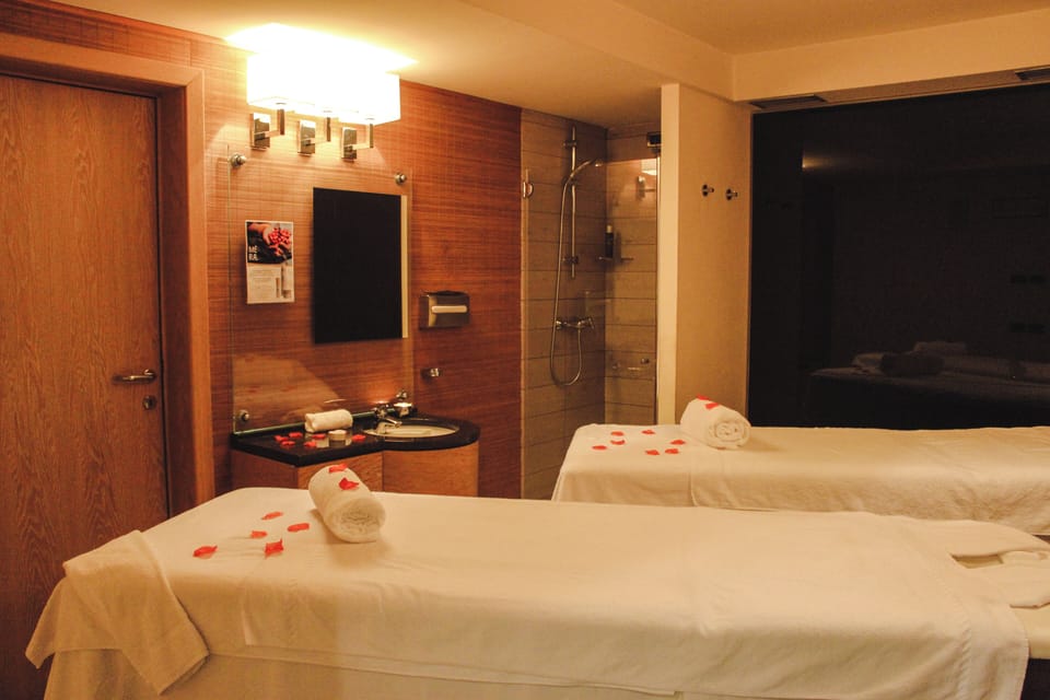 Couples treatment rooms, sauna, hot tub, steam room, Turkish bath