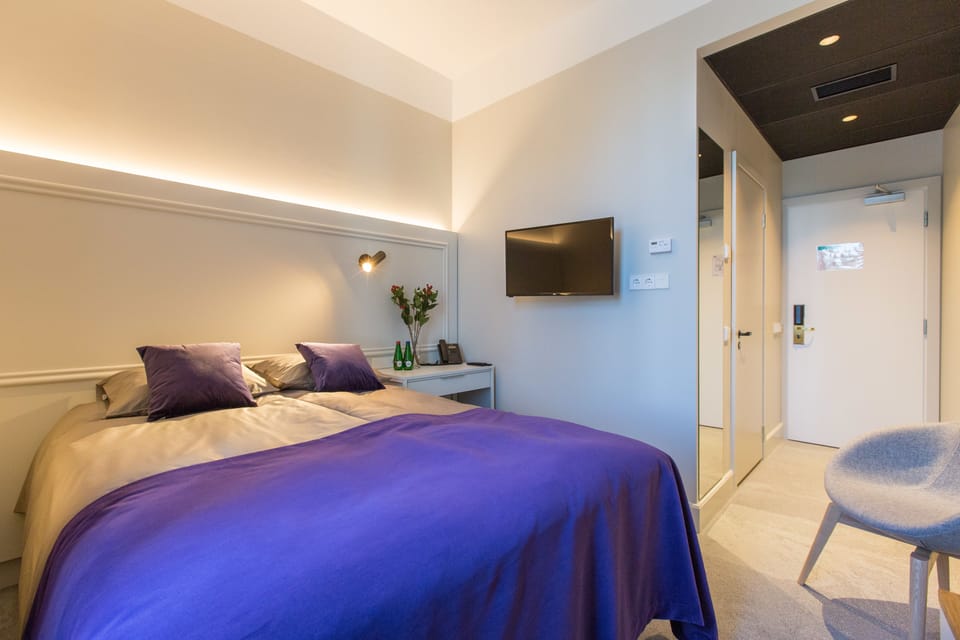 Economy Double Room, 1 Double Bed, Park View | In-room safe, desk, laptop workspace, soundproofing