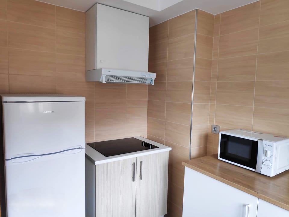 Full-size fridge, microwave, stovetop, cookware/dishes/utensils