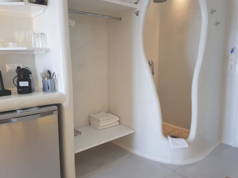 Deluxe Studio Suite, Hot Tub, Sea View | Bathroom shower