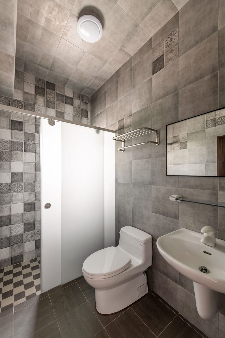 Comfort Double Room, 1 Queen Bed | Bathroom | Shower, rainfall showerhead, free toiletries, hair dryer