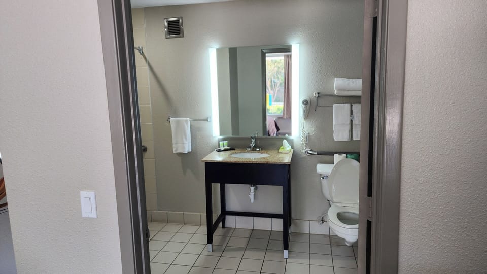 Combined shower/tub, free toiletries, hair dryer, towels