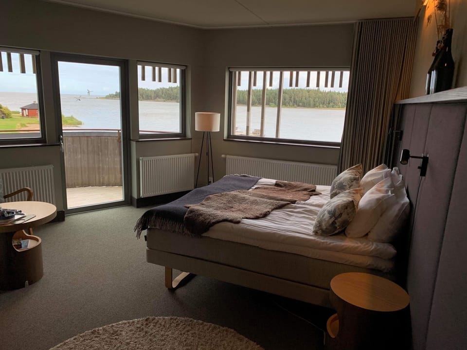 Suite (Victoria) | Blackout drapes, iron/ironing board, cribs/infant beds, free WiFi