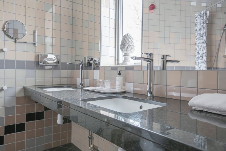 Suite (Victoria) | Bathroom | Shower, free toiletries, hair dryer, towels