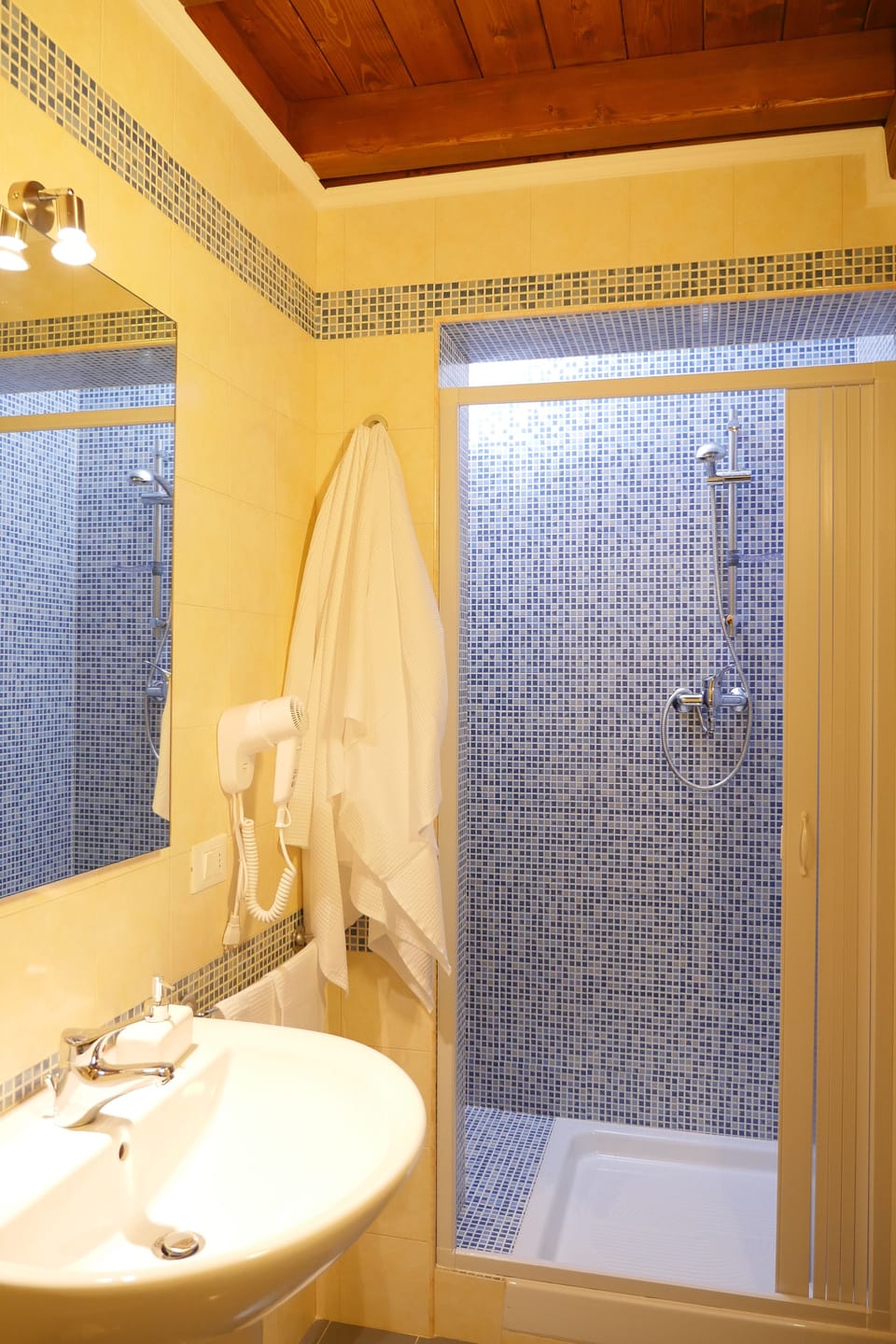Double Room | Bathroom | Shower, rainfall showerhead, bidet, towels