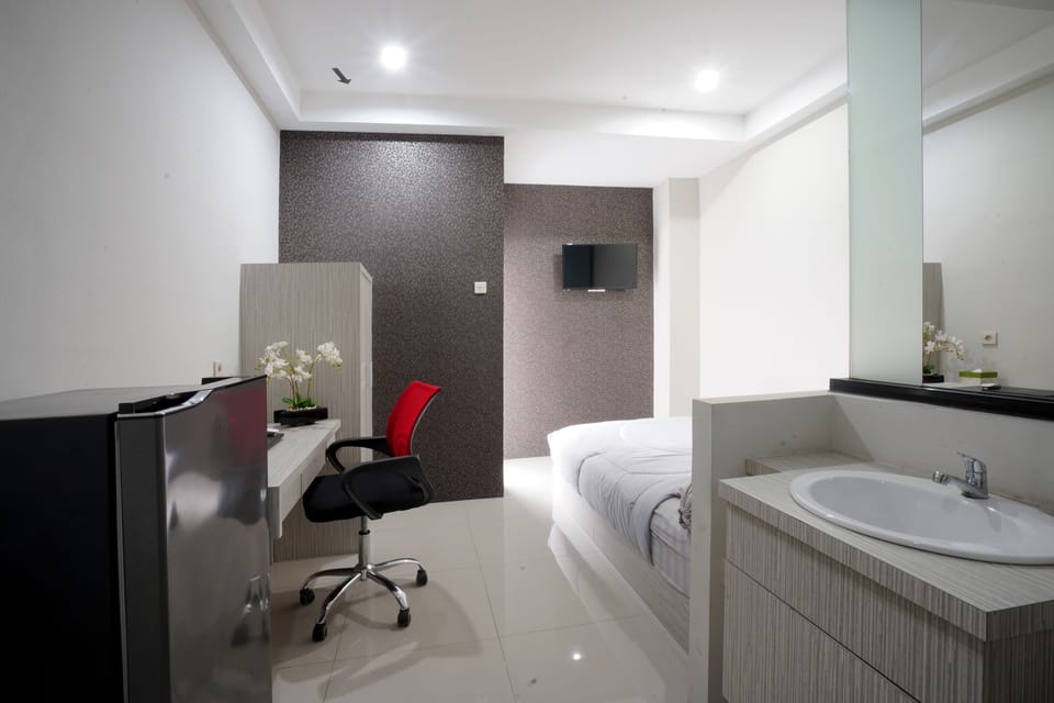 Desk, free WiFi, bed sheets