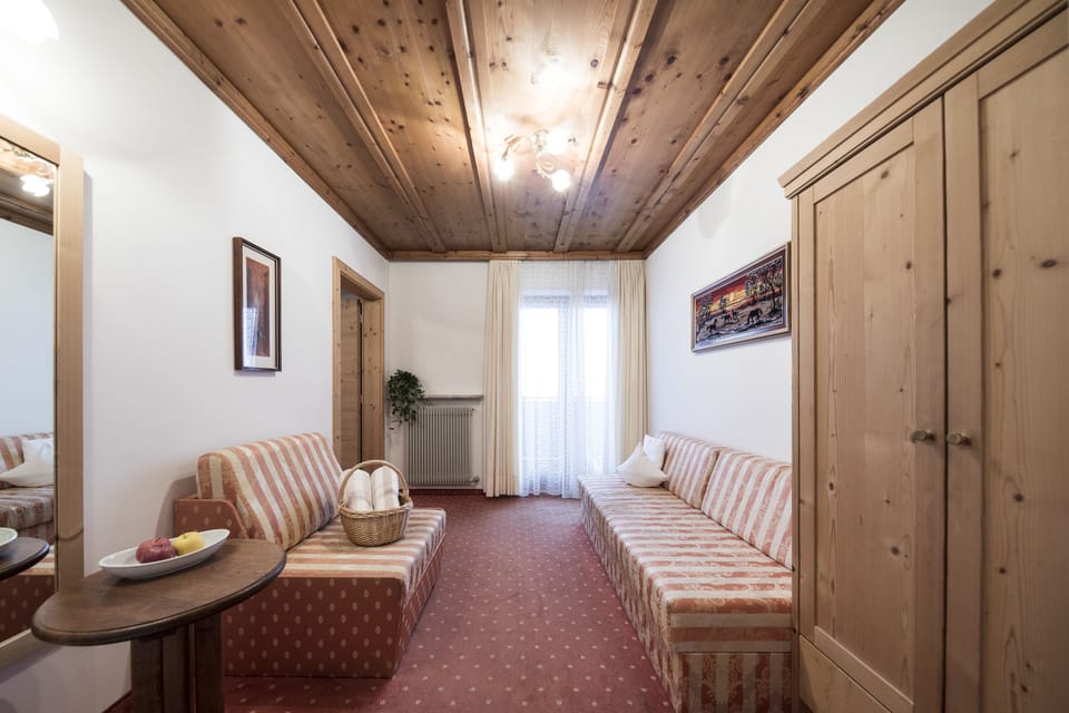 Suite, 2 Bedrooms (Spitzen Suite) | In-room safe, desk, soundproofing, free WiFi