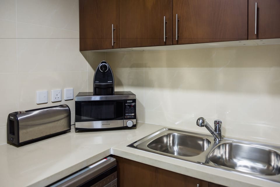 Full-size fridge, microwave, oven, stovetop