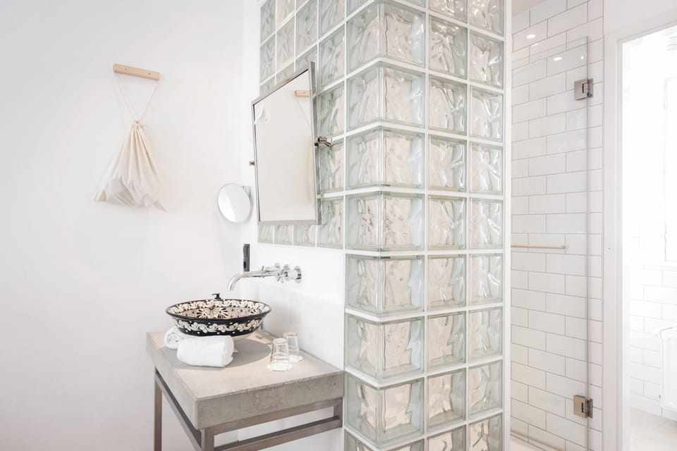 Tiny Independent Room  | Bathroom | Shower, free toiletries, hair dryer, towels