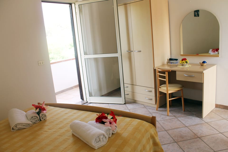Family Room | In-room safe, desk, free WiFi, bed sheets