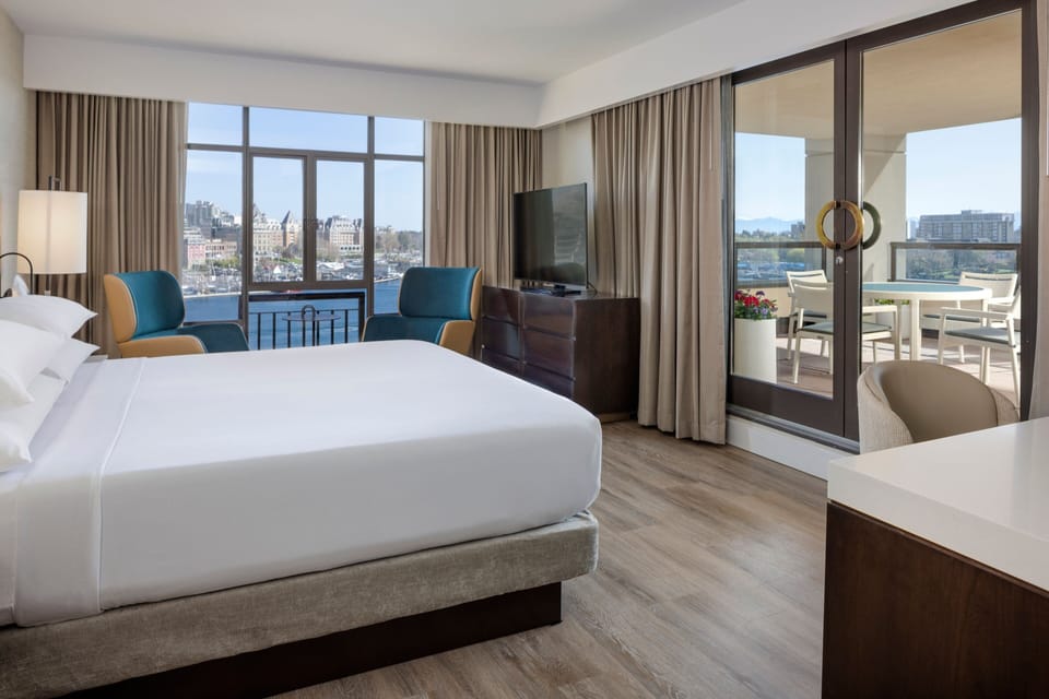 Deluxe Room, 1 King Bed | 1 bedroom, hypo-allergenic bedding, desk, iron/ironing board
