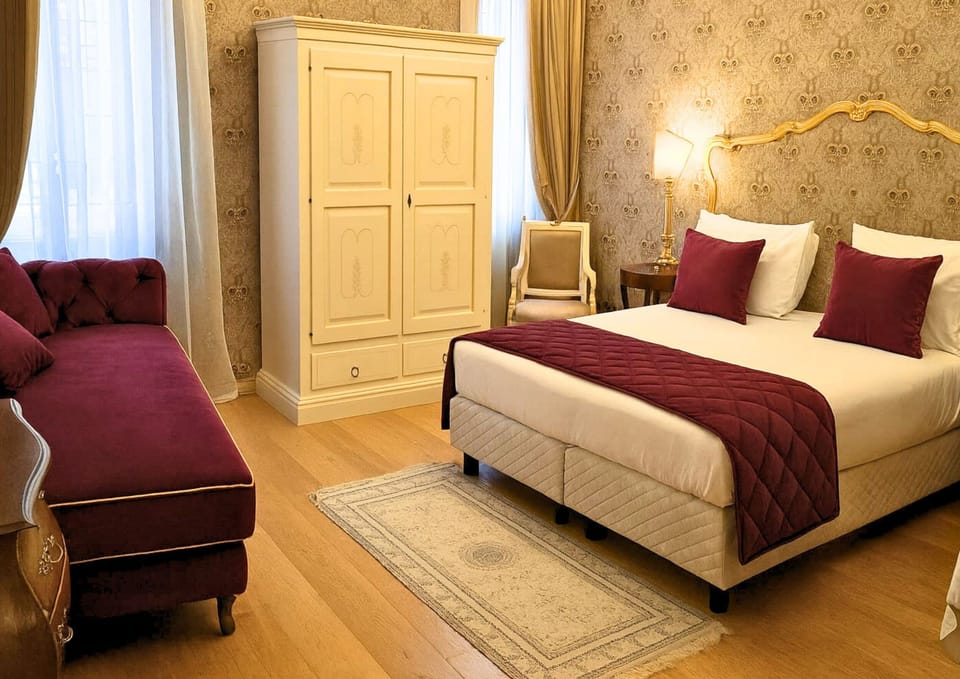 Deluxe Triple Room | Hypo-allergenic bedding, in-room safe, soundproofing, free WiFi