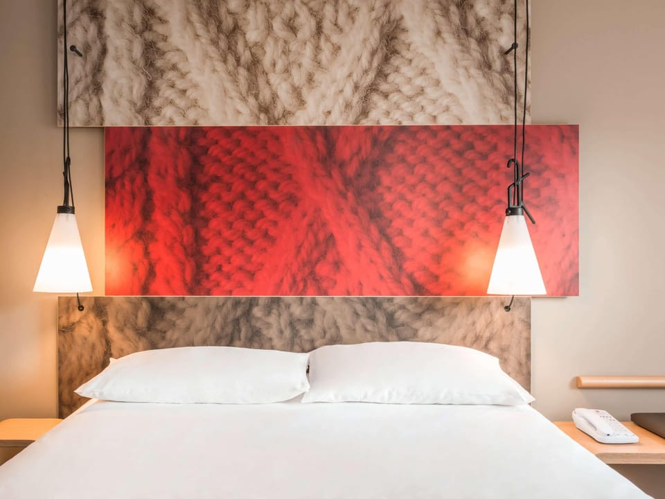 Comfort Double Room, 1 Double Bed | In-room safe, desk, blackout drapes, soundproofing