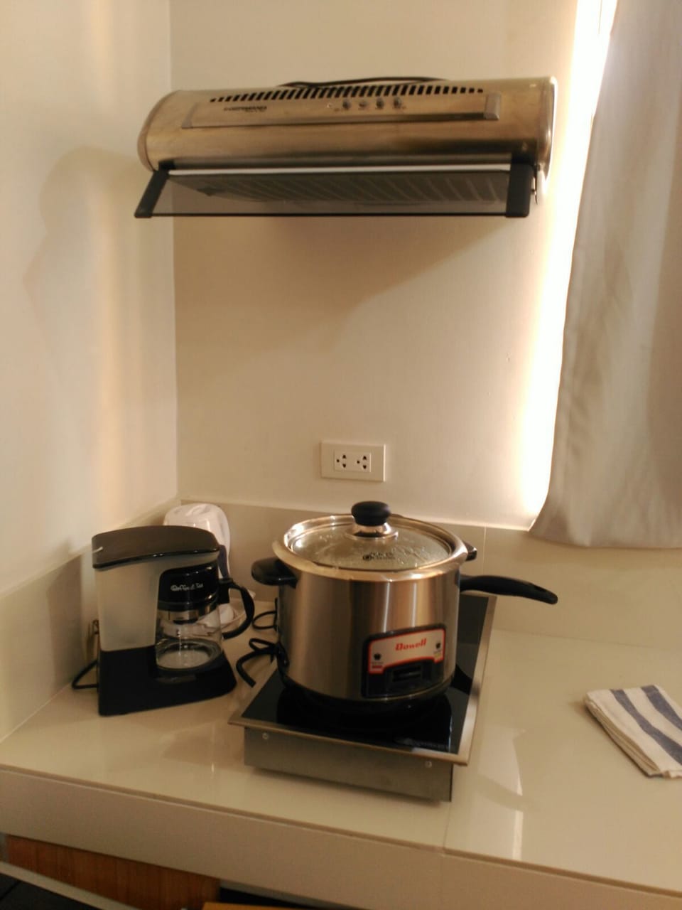 Full-size fridge, microwave, stovetop, coffee/tea maker