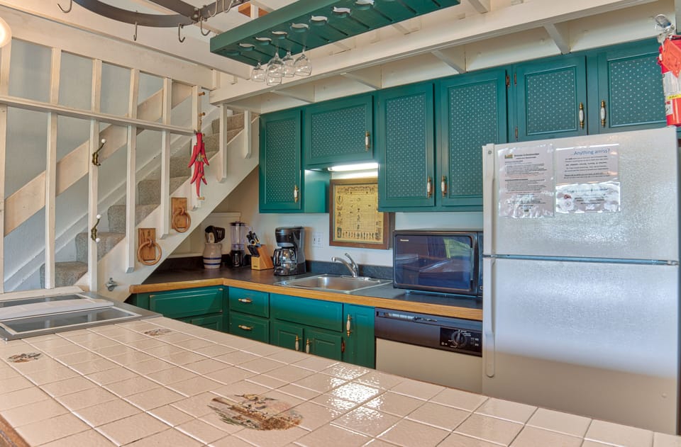 Unit 212, 2 Bedrooms + Loft | Private kitchen | Coffee/tea maker, fridge, microwave, oven