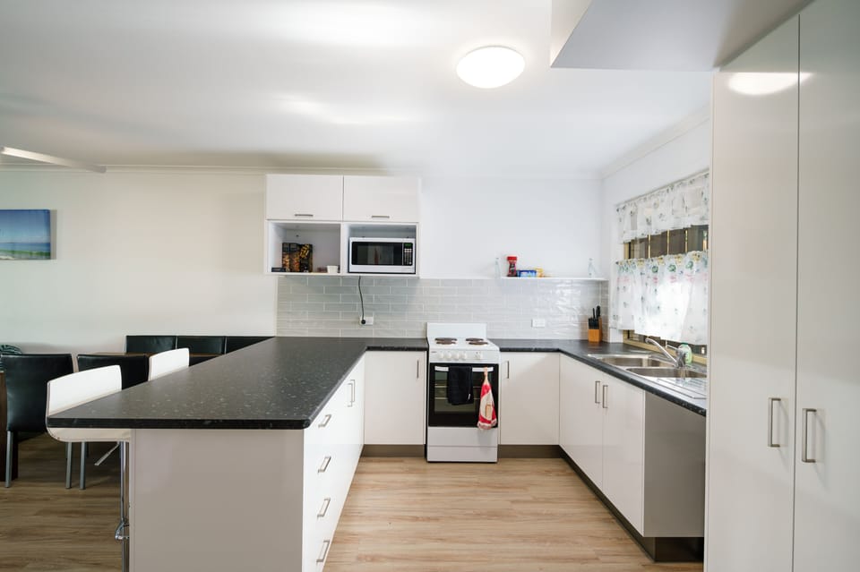 House, 3 Bedrooms | Private kitchen | Coffee/tea maker, full-size fridge, microwave, oven