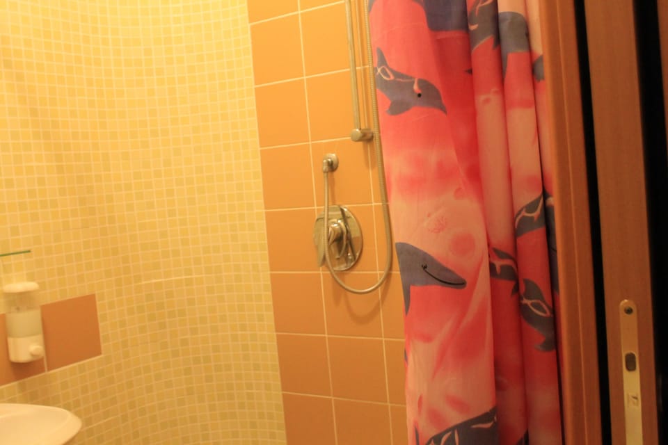 Standard Double or Twin Room, Ensuite | Bathroom | Shower, free toiletries, hair dryer, bidet