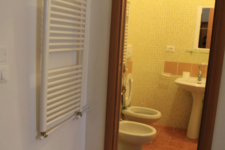 Standard Double or Twin Room, Ensuite | Bathroom | Shower, free toiletries, hair dryer, bidet