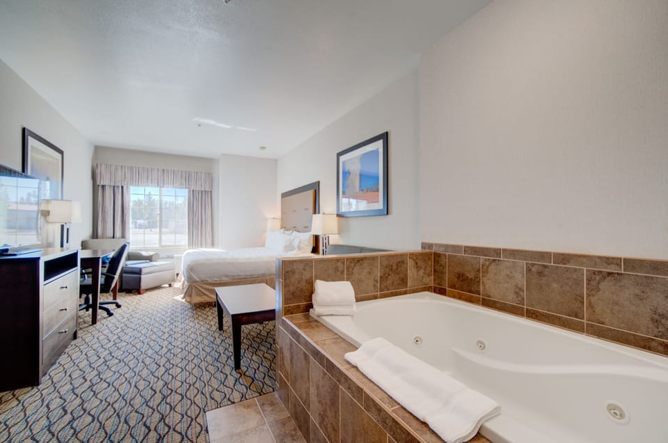 Standard Room, 1 King Bed, Jetted Tub | 1 bedroom, desk, blackout drapes, iron/ironing board