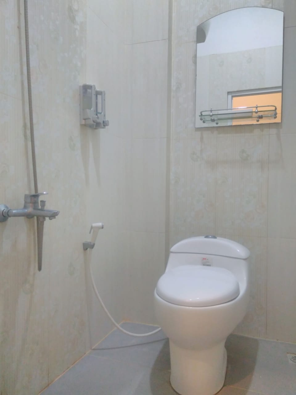 Standard Room, 2 Twin Beds | Bathroom | Shower, free toiletries, slippers, towels