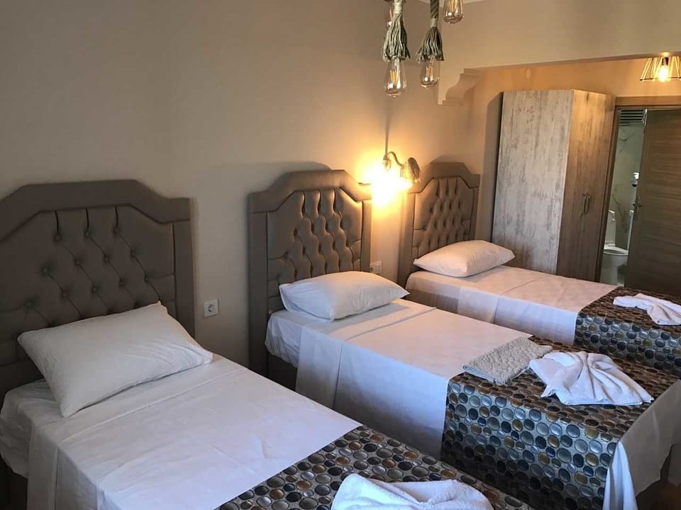 Standard Triple Room | Minibar, free WiFi, bed sheets