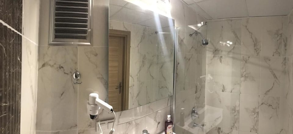 Standard Triple Room | Bathroom | Shower, rainfall showerhead, free toiletries, hair dryer