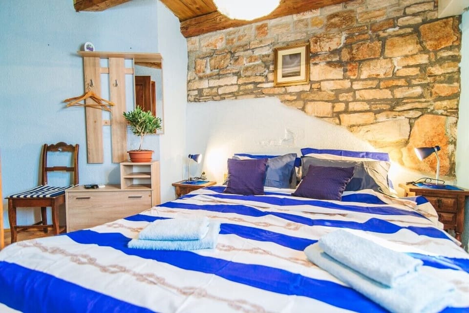 Classic Double or Twin Room | Blackout drapes, soundproofing, free WiFi, bed sheets