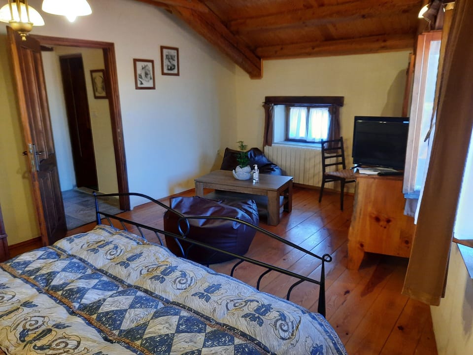 Deluxe Double or Twin Room | Blackout drapes, soundproofing, free WiFi, bed sheets