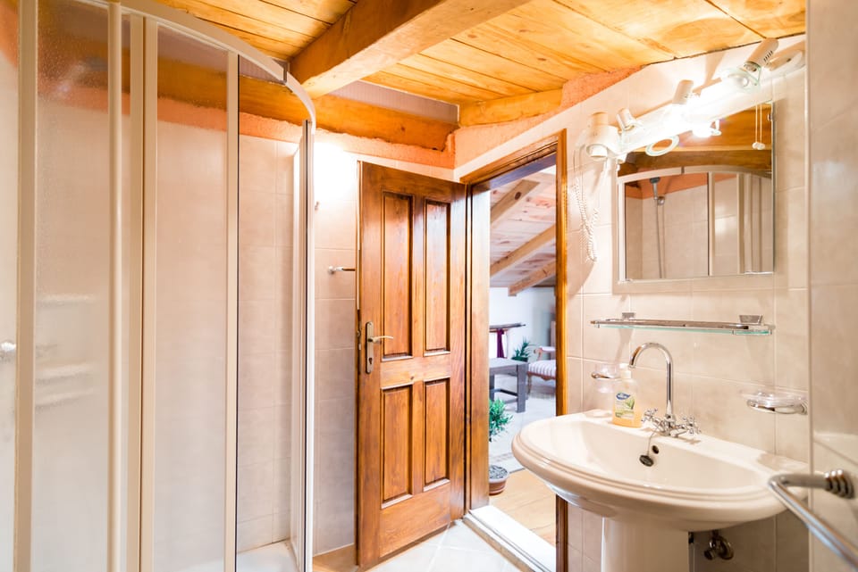 Comfort Double Room | Bathroom shower